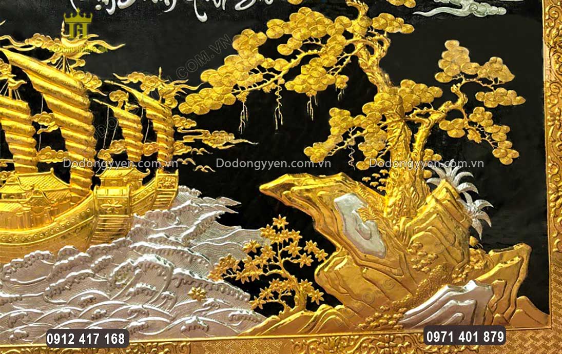 Nổi bật tr&ecirc;n nền sơn đen, họa tiết d&aacute;t v&agrave;ng d&aacute;t bạc được c&aacute;c nghệ nh&acirc;n l&agrave;m v&ocirc; c&ugrave;ng tỉ mỉ, sắc n&eacute;t
